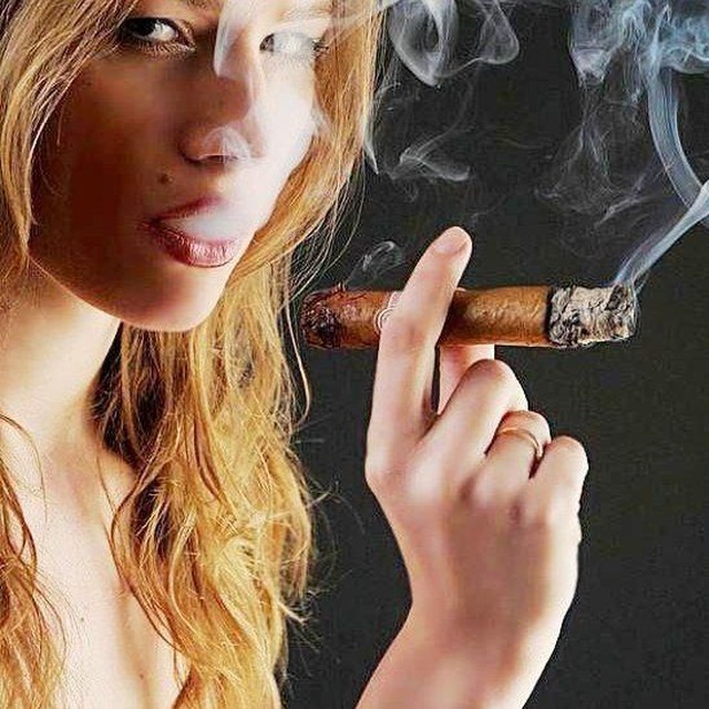 Красивые девушки курят сигареты