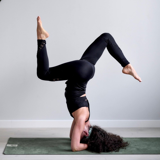 DO YOGA WITH KRIS: Кристина Бутаева ??‍♂️ Дживамукти йога онлайн