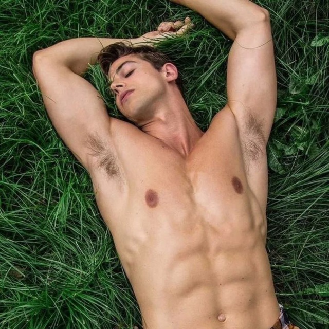 Легинстегі сексуалды қыз трахает алады